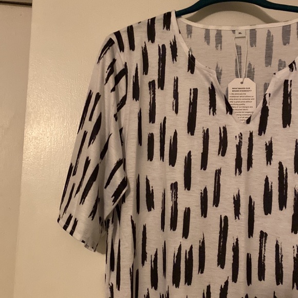 Womens dress. Size large. New with tags. Lightweight - Picture 3 of 5